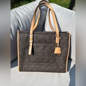 Michael Kors Darien Medium Signature Logo Tote 30S6GDKT6V